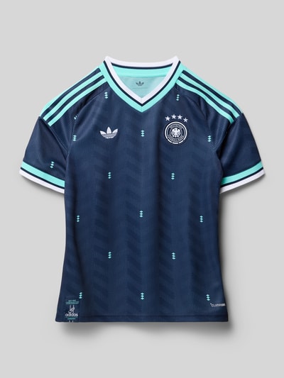 Produktfoto, DFB Heimtrikot Deutschland 2026 von adidas Sportswear, Optik: Unifarben, Passform: Regular-Fit, Applikation: DFB-Applikation, Logo-Stitching, Kontraststreifen, V-Ausschnitt, Ärmelform: Kurzarm, Materialverarbeitung: Jacquard