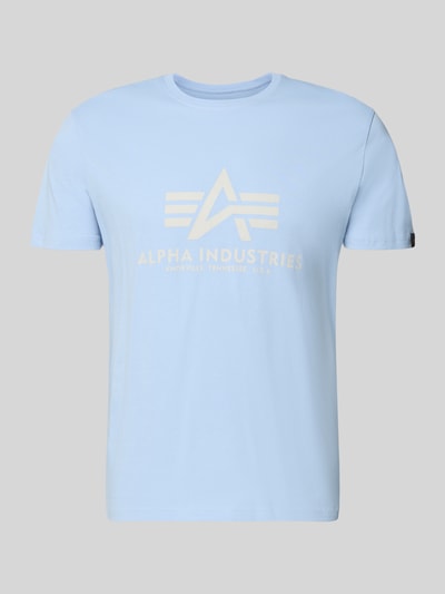 Produktfoto, jasnoniebieskie T-Shirt mit Label-Detail Modell 'BASIC' od Alpha Industries, czysta bawełna, krój regular fit, okrągły dekolt, nadrukowany napis, długość tyłu w rozmiarze M: 69 cm