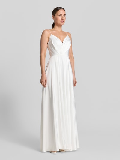 Frauenmodel trägt Abendkleid mit V-Ausschnitt und Spaghettiträgern von Laona aus weißem Satin in A-Linie, Maxilänge, Ganzkörperansicht von vorne.