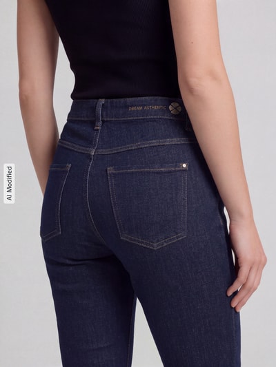 Frauenmodel trägt dunkelblaue Straight Fit Jeans aus Baumwoll-Mix Modell 'Dream' von MAC, Nahaufnahme Rückansicht, Damen Straight Fit Jeans von MAC, KI-modifiziertes Bild.