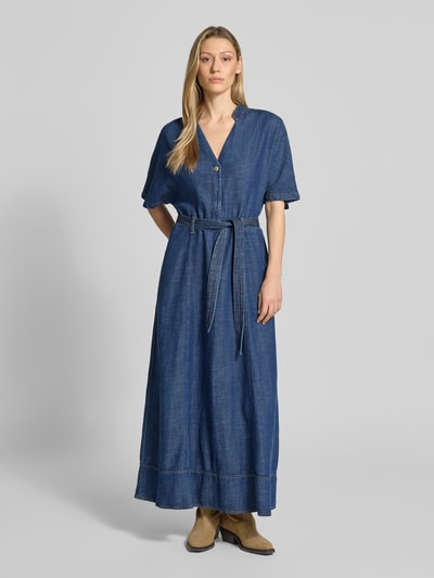 Vrouwenmodel draagt midi-jurk uit lyocellmix model 'Arge' van MOS MOSH in blauw met getailleerd model, stoffen riem, V-hals, logodetail, ruglengte maat S 140 cm, borstwijdte 50 cm, mouwlengte 35 cm, mix van lyocell en linnen, volledig beeld van voren.