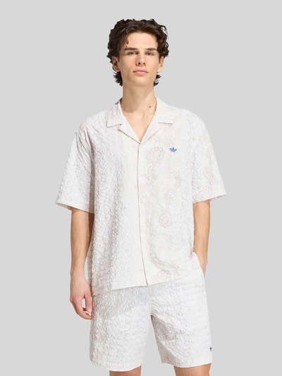 adidas Originals Koszula casualowa o kroju relaxed fit z seersucker z aplikacją z logo Złamany biały 4