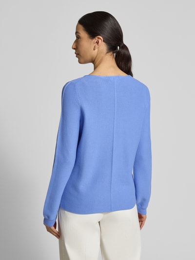 Vrouwenmodel draagt Regular Fit Pullover met structuurpatroon van Christian Berg Woman in lichtblauw, pure katoen, rugaanzicht, context: damestrui met ronde hals, elastische mouwboorden, ruglengte maat S 62 cm, mouwlengte 66 cm. Ganzkörperansicht Rückansicht.