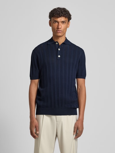 Männermodel trägt Slim Fit Poloshirt mit Knopfleiste von Manuel Ritz in Dunkelblau, reine Baumwolle, Strukturmuster, Ganzkörperansicht von vorne.
