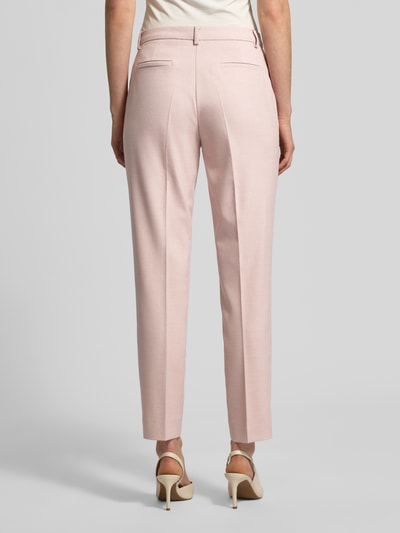 Männermodel trägt Hose mit Bügelfalten und Eingrifftaschen von More & More, mieszanka materiałów z dodatkiem wiskozy, krój slim fit, kanty, wpuszczane kieszenie, kieszenie z tyłu, szerokość w rozmiarze 36: 39 cm, długość wewnętrzna nogawki w rozmiarze 36: 75 cm, jasnoróżowy kolor, gładka tekstura, całkowity widok tyłu