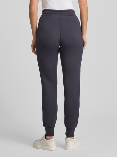 GUESS Activewear Spodnie dresowe z elastycznym pasem model „ALLIE” Grafitowy 5