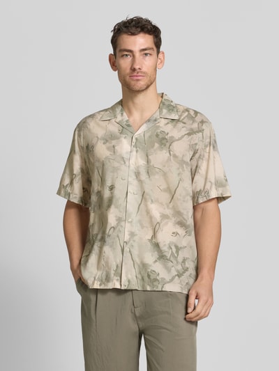 Männermodel trägt Relaxed Fit Freizeithemd aus Bio-Baumwoll-Modal-Mix Modell 'RELAXAIR' von SELECTED HOMME, Optik: Unifarben, durchgehend mit Knopfleiste, Reverskragen, Kurzarm, ganzkörperansicht von vorne.