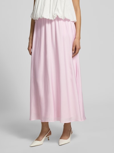 Frauenmodel trägt ausgestellten Maxi-Rock aus Viskose-Mix Modell 'BLISS' von Vero Moda, unifarben, Popeline, Nahaufnahme Oberkörper.
