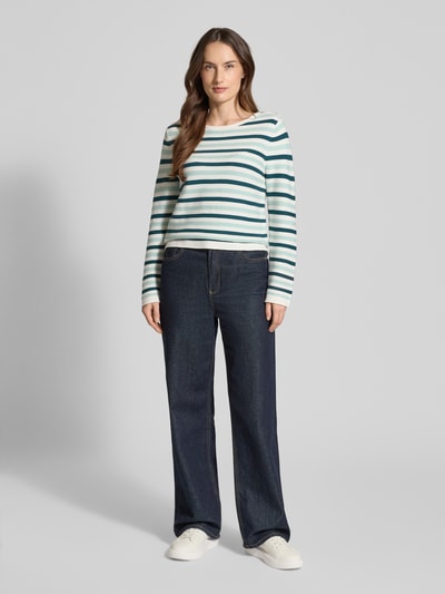 Frauenmodel trägt Regular Fit Strickpullover aus reiner Baumwolle von Tom Tailor, gestreift, Rippstrick, Grün-Weiß, Langarm, Ganzkörperansicht von vorne.