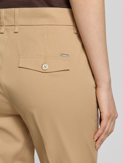 Frauenmodel trägt Regular Fit Hose aus Baumwoll-Mix Modell 'MARA S' von Brax, Optik: Unifarben, Detailaufnahme Rückansicht.