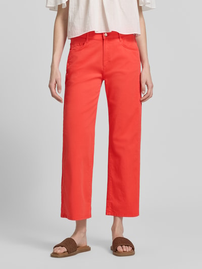 Frauenmodel trägt Straight Leg Hose aus Baumwoll-Mix Modell 'MAINE S' von Brax in Optik: Unifarben, Passform: Straight Fit, Länge: Cropped, mit Knopf und verdecktem Reißverschluss, Gürtelschlaufen und 5-Pocket-Design, Material: Baumwoll-Mix, leuchtend rote Farbe, glatte strukturierte Oberfläche, Ganzkörperansicht von vorne.