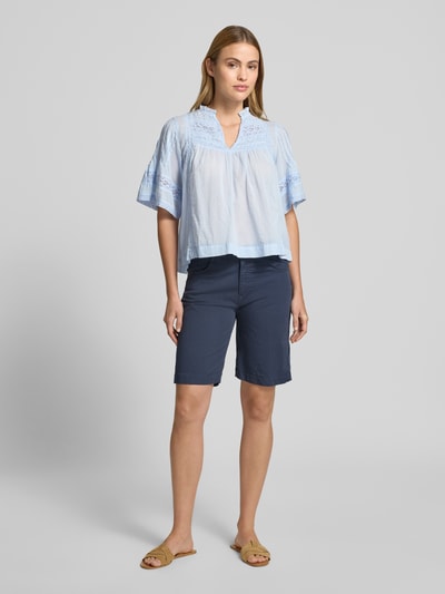 Frauenmodel trägt Damen Bluse mit Häkelspitze Modell 'Siama' von Neo Noir in Hellblau, Loose-Fit, Serafino-Kragen, 1/2-Arm, Ganzkörperansicht von vorne. Rückenlänge bei Größe 36: 58 cm, Ärmellänge: 30 cm.