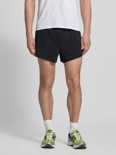 Männermodel trägt schwarze Herren Shorts mit elastischem Bund Modell 'SENSE AERO' von Salomon, Material-Mix mit Stretch-Anteil, Regular-Fit, Ganzkörperansicht von vorne.