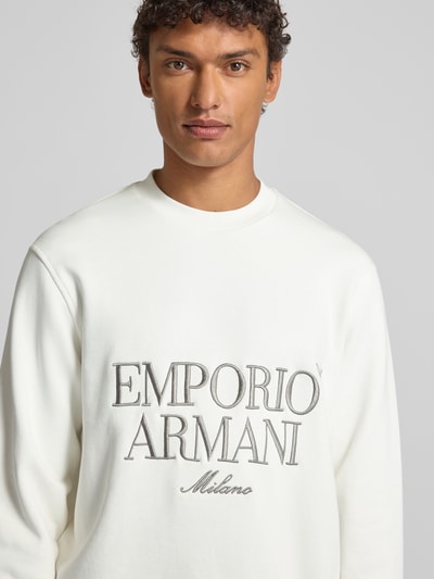 Männermodel trägt Sweatshirt mit Label-Stitching von Emporio Armani in Weiß, Reine Baumwolle, Lockerer-Schnitt, Rundhalsausschnitt, Nahaufnahme Oberkörper.
