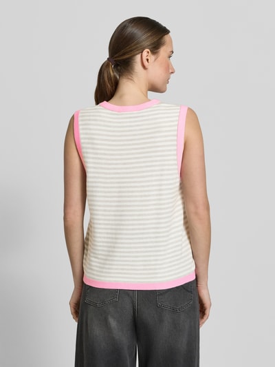Vrouwenmodel draagt Relaxed Fit Top uit Viscose-mix model 'Zanti' van FREE/QUENT, gebreide look, mouwloos, elastische zoom, ruglengte 55 cm, zand- en witgestreept met roze accenten, full body aanzicht van achteren