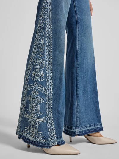 Frauenmodel trägt Flared Jeans mit Motiv-Stitching Modell 'VIVY' von Bash, Reine Baumwolle, 5-Pocket-Design, Nahaufnahme Beinpartie