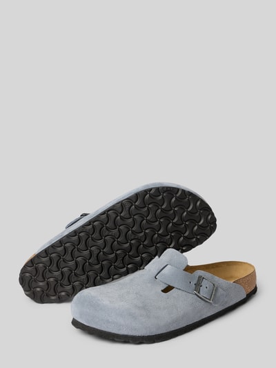 Produktfoto, graue Clogs aus Leder mit Dornschließe Modell 'Boston' von Birkenstock, abgerundete Spitze, Struktursohle, Herren Clogs