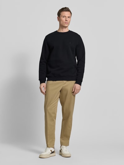 Männermodel trägt Regular Fit Sweatshirt aus reiner Bio Baumwolle Modell 'BAARO FLEECE' von Armedangels, Optik: Unifarben, Logo-Detail, Rundhals, Langarm, Bündchen gerippt, Materialverarbeitung: Sweat, Ganzkörperansicht von vorne.