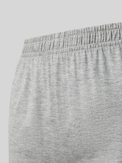 Frauenmodel trägt Relaxed Fit Pyjama-Hose aus Baumwoll-Mix von Jake*s Casual, Melange-Optik, elastischer Bundabschluss, Jersey-Stretch, Detailaufnahme.