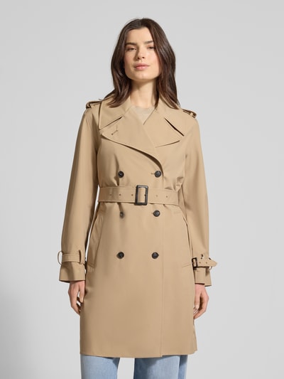 Frauenmodel trägt Regular Fit Trenchcoat mit abnehmbarem Stoffgürtel Modell 'Talya' von SAVE THE DUCK in Beige mit doppelter Knopfleiste, Reverskragen und Eingrifftaschen, glatte Textur, Ganzkörperansicht von vorne. Rückenlänge 94 cm, Schulterbreite 43 cm, Brustweite 48 cm, Ärmellänge 61 cm bei Größe S.