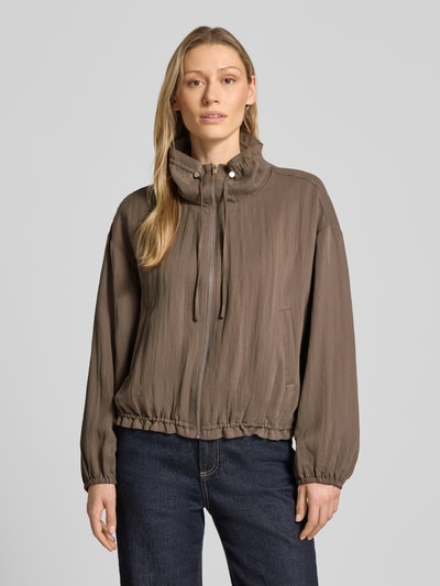 Modelka kobieca nosi Regular Fit Jacke aus Lyocell-Mix mit Viskose-Anteil od Fynch-Hatton, kolor brązowy, krój regular fit, stójka z tunelem, elastyczne wykończenia, zamek błyskawiczny, długość tyłu w rozmiarze 36: 54 cm, szerokość ramion w rozmiarze 36: 57 cm, szerokość klatki piersiowej w rozmiarze 36: 60 cm, długość rękawa w rozmiarze 36: 50 cm, widok całego ciała z przodu