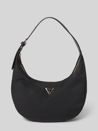 Produktfoto, Shoulder Bag mit Logo-Detail Modell 'Gemma' von GUESS in Schwarz mit goldenem Reißverschluss, glatte Oberfläche, klassische Form, Hauptfach mit Reißverschluss, verstellbarer Schulterriemen, Maße 35x25x8 cm, Logo-Detail auf der Front.