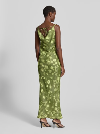 Frauenmodel trägt Schmales Freizeitkleid aus Viskose-Mix Modell 'GIONA' von Selected Femme mit Optik:Allover-Muster, floral-Batik in Grüntönen und Satin-Materialverarbeitung, Maxi-Länge, Wasserfall-Ausschnitt, Ärmelform: Ohne, Ganzkörperansicht Rückansicht.