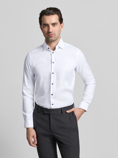 Männermodel trägt Regular Fit Business Hemd aus Baumwolle mit Kentkragen von Christian Berg Men, Weiß, Ganzkörperansicht von vorne.