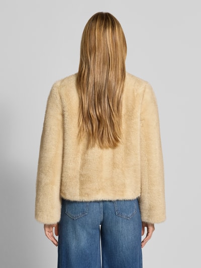 Frauenmodel trägt Regular Fit Jacke aus Kunstfell mit Rundhalsausschnitt Modell 'PALCHI' von Max Mara, beige, weiche Textur, Damen Teddy- / Webpelzjacke, Ganzkörperansicht Rückansicht.