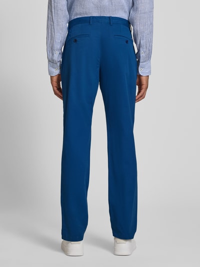 Männermodel trägt Regular Fit Chino aus Baumwoll-Mix Modell "Denton" von Tommy Hilfiger in Unifarbe, Rückansicht Ganzkörperansicht.