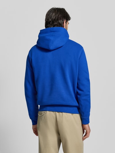 Männermodel trägt Regular Fit Hoodie aus Baumwoll-Mix von Polo Ralph Lauren, Optik: Unifarben, Ganzkörperansicht Rückansicht.