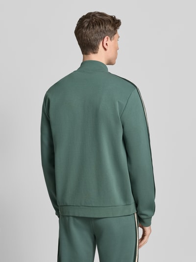 Männermodel trägt grüne Sweatjacke mit Stehkragen und Zweiwege-Reißverschluss von EA7 Emporio Armani, Rückenansicht, Ganzkörperansicht Rückansicht.