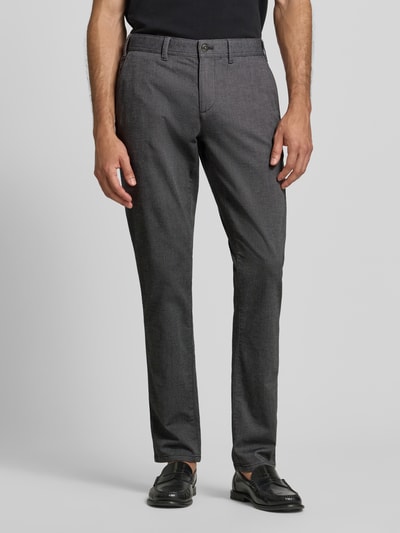 Männermodel trägt Kleingemusterte Hose mit Gesäßtaschen von MCNEAL, grau, Baumwoll-Elasthan-Mix, Slim Fit, Ganzkörperansicht von vorne.