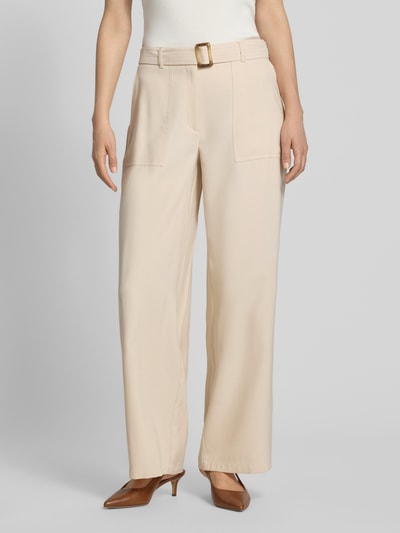 Frauenmodel trägt Loose Fit Weite Hose aus Viskose-Mix von s.Oliver BLACK LABEL, Optik: Unifarben, Regular-Länge, Nahaufnahme Oberkörper.