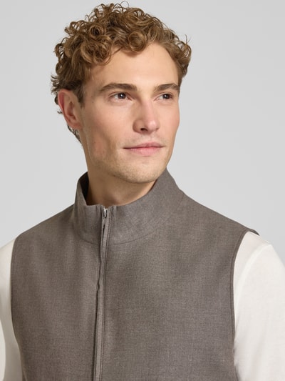 Männermodel trägt Weste mit Stretch-Anteil von ROY ROBSON in Braun mit Stehkragen und Reißverschluss, Nahaufnahme Oberkörper, Regular Fit, elastischer Material-Mix.
