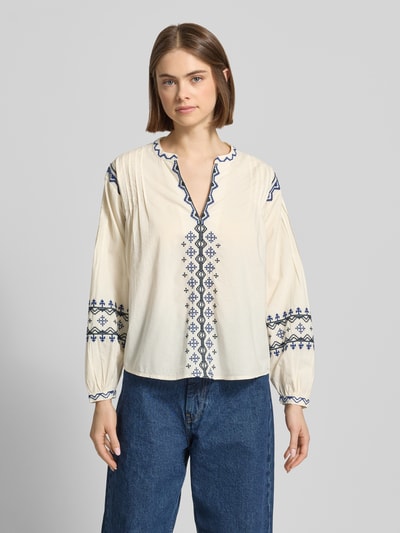 Frauenmodel trägt Cropped Tunika aus reiner Baumwolle Modell 'BERNIS' von Pepe Jeans, Optik: Unifarben, Stickerei in Kontrastfarbe, Ganzkörperansicht von vorne.