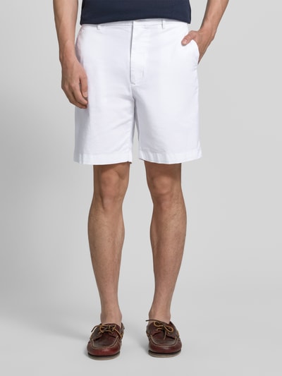 Männermodel trägt Chinoshorts aus Baumwoll-Mix Modell 'DOVER' von Tommy Hilfiger, Optik: Unifarben, Passform: Regular-Fit, Knopf und verdeckter Reißverschluss, seitliche Eingrifftaschen, Paspeltaschen mit Knopf, Material: Baumwoll-Mix, Ganzkörperansicht von vorne.