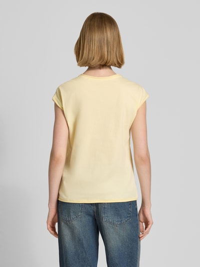 Frauenmodel trägt T-Shirt mit Rundhalsausschnitt und Rollsaum von Christian Berg Woman in Hellgelb, reine Baumwolle, Regular Fit, Jeans, Ganzkörperansicht Rückansicht.