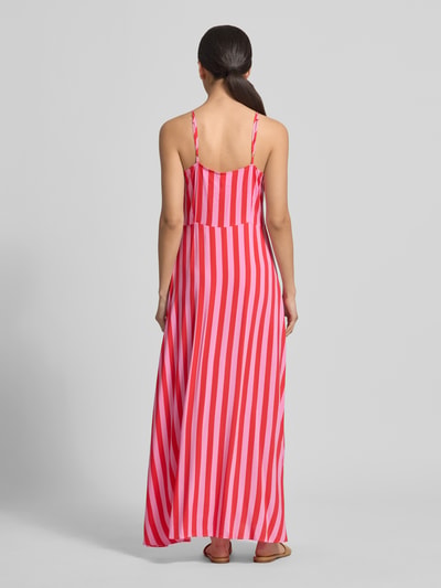 Frauenmodel trägt Maxikleid aus Reine Viskose mit Gerader-Schnitt und Allover-Look, Modell 'SAVANNA' von YAS, Rückenansicht Ganzkörperansicht.