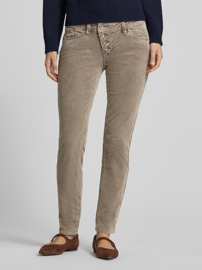 Frauenmodel trägt Slim Fit Cordhose aus Baumwoll-Mix von Buena Vista, beige, schmale Passform, weiche Cordstruktur, Ganzkörperansicht von vorne. Damen Cordhose von Buena Vista.