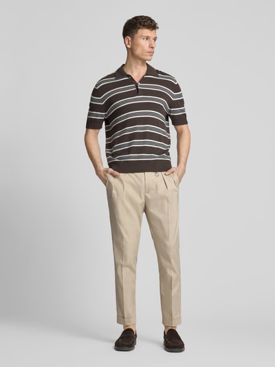 Männermodel trägt Hose mit gelegten Falten und Eingrifftaschen von Manuel Ritz aus Baumwoll-Mix mit Stretch-Anteil, Regular-Fit, Ganzkörperansicht von vorne.