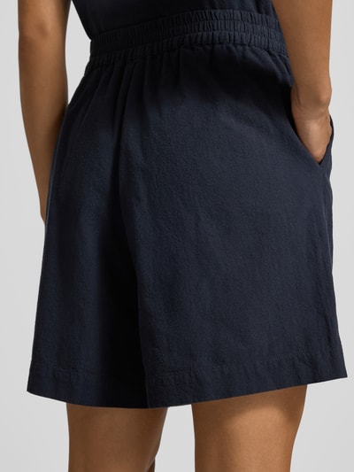 Frauenmodel trägt Regular Fit Bermudas mit elastischem Bund Modell 'CISSIE' von Soyaconcept, reine Baumwolle, dunkelblau, Ganzkörperansicht Rückansicht.