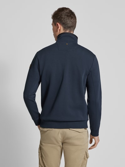 Männermodel trägt Sweatjacke mit Reißverschluss von PME Legend in Dunkelblau, gerader Schnitt, Stehkragen, Ganzkörperansicht Rückansicht