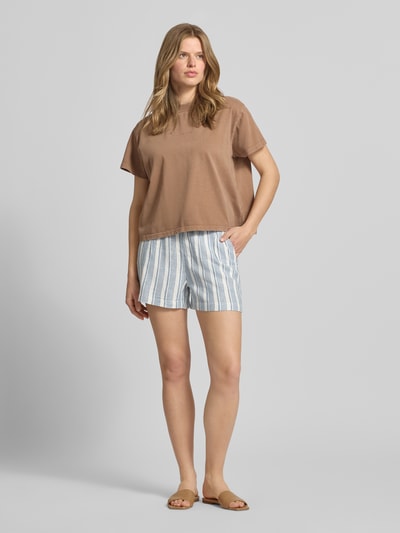 Frauenmodel trägt Relaxed Fit Bermudas aus Viskose-Leinen-Mix Modell 'GOA' von Only in Hellblau-Weiß mit Streifen und Tunnelzug, Flammgarn-Struktur, seitliche Eingrifftaschen, unifarbenes Oberteil, Ganzkörperansicht von vorne.