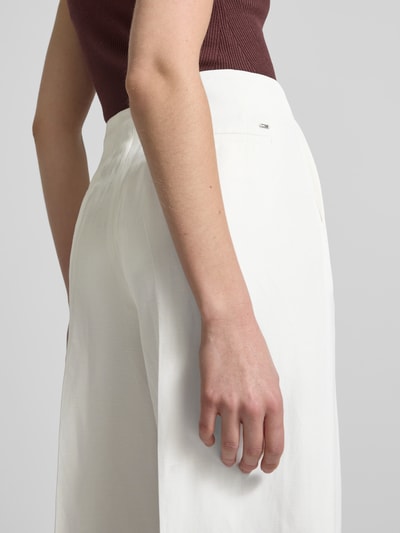 Vrouwenmodel draagt Barrel Hose aus Leinen-Mix Modell 'LINEN/VIS BARREL PANT' van Tommy Hilfiger, effen kleuren, barrel fit, persplooien, ritssluiting met haakjessluiting, steekzakken voor, strookzakken achter, logodetails, materiaal: mix van linnen en viscose, detailopname zijaanzicht.
