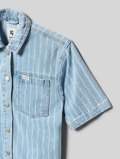 Produktfoto, Jeanshemd mit Brusttaschen von Garcia, jasnoniebieski denim, czyste bawełna, krój regular fit, kołnierz koszulowy, listwa guzikowa, kieszenie na piersi, detal z logo, długość tyłu w rozmiarze 140: 48 cm, długość rękawa: 21 cm, delikatna prążkowana faktura, gładka powierzchnia