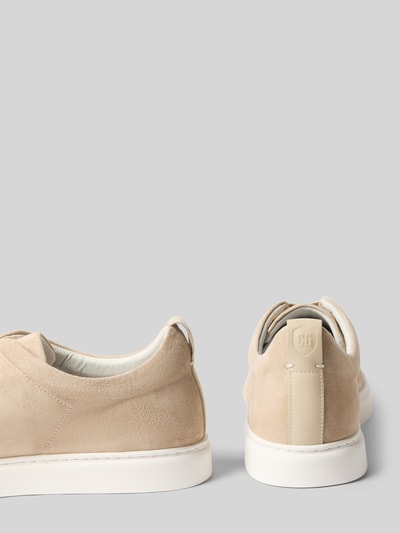Produktfoto, Sneaker aus echtem Leder in Velours-Optik Modell 'Uwin' von CG - Club of Gents in Beige, abgerundete Form, Schnürverschluss, glatte weiße Sohle, Absatzhöhe 3 cm, Schafthöhe 8 cm, Schaftweite 10 cm