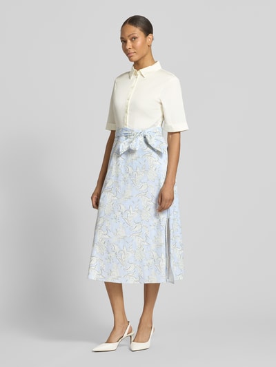 Frauenmodel trägt Tailliertes Hemdblusenkleid aus Baumwoll-Mix von s.Oliver BLACK LABEL, mehrfarbig, Glencheck-Muster, Midi-Länge, Popeline; Ganzkörperansicht von vorne.