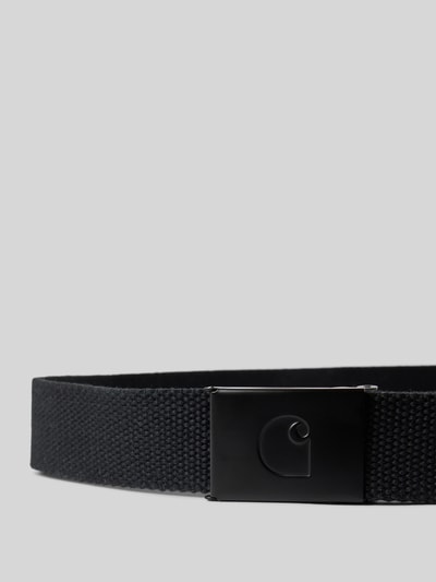 Produktfoto, schwarzer Stoffgürtel mit Label-Stitching von Carhartt Work In Progress, Metallschließe mit Label-Prägung, Strukturmuster, Herrenaccessoire, Breite 3 cm