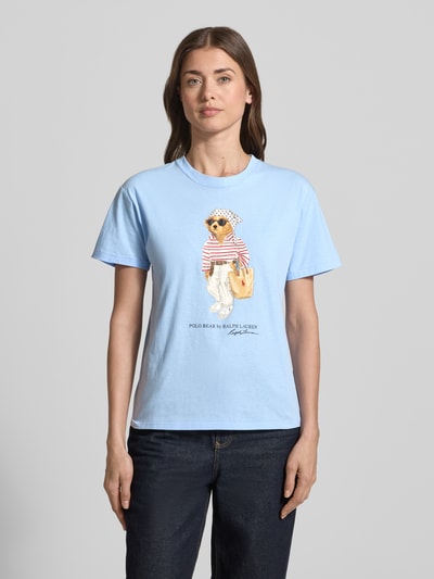 Frauenmodel trägt Regular Fit T-Shirt aus reiner Baumwolle mit BEAR-Motiv von Polo Ralph Lauren, Optik: Unifarben, Motiv-Print, Rundhals, Kurzarm, Materialverarbeitung: Jersey, Ganzkörperansicht von vorne.